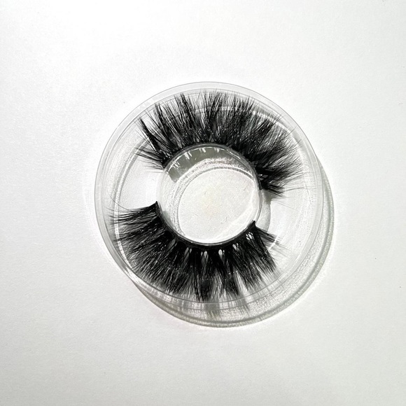 ☁️ BLOWOUT LASHES ☁️
false eyelashes / fake lashes - Picture 4 of 4